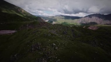 Bir FPV insansız hava aracının hava görüntüsü. Bir kuadkopter dağlarda vahşi bir dağ kartalını kovalıyor. Gökyüzünün vahşi yaşamı.