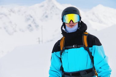 Kayak merkezinde gülümseyen yakışıklı bir adam, binici portresi. Tatildeki mutlu turist.