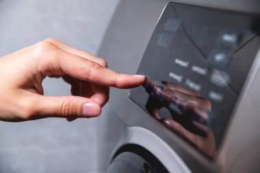Çamaşır makinesinin düşük sıcaklıktaki çamaşır makinesinin görüntüsünü kapatın. Çamaşır makinesinin maliyetini ve enerjisini azaltmak için Cyle 'a ayarlayın..
