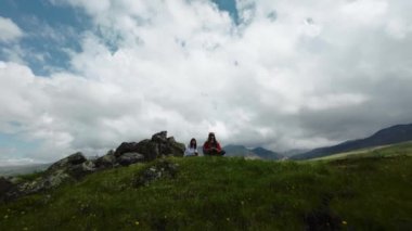 FPV İHA pilotu kız arkadaşıyla dağlarda oturur ve kendini filme alır. doğadaki bir insana sanal gerçeklik gözlüğü takmak.