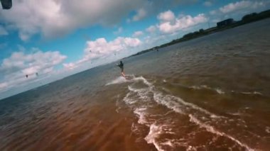 Kaya sörfü güzel güneşli bir günde suda süzülür. Yavaş çekim drone görüntüleri..