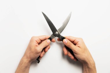 Beyaz arka planda budama makası tutan işçiler, yakın plan. Bahçe aracı.