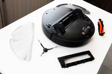 Robot elektrik süpürgesi için yedek parça. Robot elektrik süpürgesi için tüketiciler, yeni bir elektrik süpürgesi montajı için eksiksiz malzeme..
