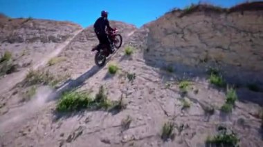 FPV İHA 'dan hava görüntüsü. Profesyonel bir motokrosçunun FMX motosikletini sürdüğü bir sonraki fotoğraf..