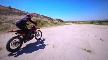 Dayanıklı bir yarışçı memleketinde numaralarla ülkeyi boydan boya geçen bir bisiklete biner. Speedrump. İHA motosiklet çapraz ekstrem spor macerasından FPV çekimi. FPV insansız hava aracı kuadkopu ile çekildi..