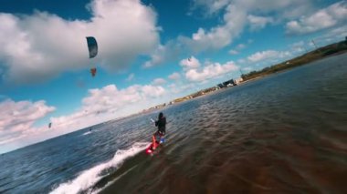 Yavaş çekim takip panosu sörfçülerin sıkıca püskürttüğü suyu takip ediyor..