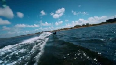 Yavaş çekim takip panosu sörfçülerin sıkıca püskürttüğü suyu takip ediyor..