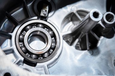 Güç topu, vites kutusuna yerleştirildi. Arabanın parçalanmış vites kutusu konutu.