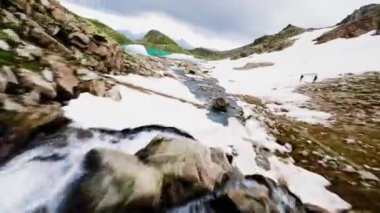 Yazın Kanada Kayalıkları 'nda bir nehrin üzerinde uçarken milli parkın havadan görünüşü.