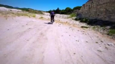 Off-road motosiklet yarışı. İHA saldırısı, üst görüş, atlama sırasında motosiklet izleme, hızlı sürüş..