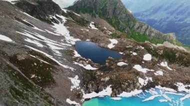 Güzel bir yaz gününde dağlarda güzel dağlar, dağlık alanlar ve vahşi yerler..