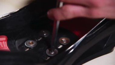 Tamir atölyesinde snowboard 'a bağlanan işçilere yakından bakın. Tornavidayla çalışan eller. kiralama merkezi.