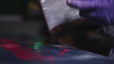 Kayak Balmumu 'nu kayak tabanına demirle sürüyorum. Kayak bazlı akort ve parafin barlar. Kayak servisi onarımı. Atölye kayak servisinde tamirci. Atölyede Ağda Adam.