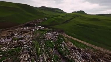 FPV insansız hava aracının hava görüntüsü. Doğa koruma alanının ortasında yasa dışı inşaat atığı dökümü. Çevre kirliliği.