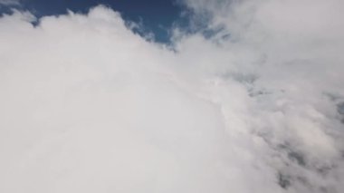 Yüksek çözünürlük Havadan video çekimi. Bulutlarda uçmak ve gökyüzünde güneş. FPV insansız hava aracının üzerindeki güzel ışıkla bulutların arasında inanılmaz bir uçuş..