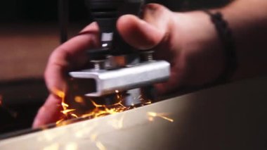 Bir atölyede snowboard kenarlarını bilemek. Sığ alan derinliğiyle yakın plan..