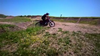 Dayanıklı bir yarışçı memleketinde numaralarla ülkeyi boydan boya geçen bir bisiklete biner. Speedrump. İHA motosiklet çapraz ekstrem spor macerasından FPV çekimi. FPV insansız hava aracı kuadkopu ile çekildi..
