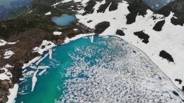 Göl manzarası, arka planda dağ olan mavi dağ gölü, Alpler. Görkemli dağların ve sıradağların panoramik manzarası.