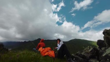 Bir adam ve doğadaki arkadaşları FPV insansız hava aracını sanal gerçeklik kulaklığı ile kontrol ediyor ve spor becerilerini geliştiriyorlar. Kendini vurarak dağlarda hızlı bir uçuş..