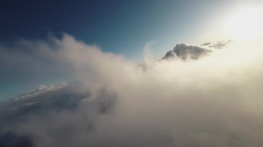 Sunset Aerial Fpv görüntüsü. Bulutlarda gerçek uçuş. Kokpitten birinci şahıs görüntüsü. Güneşli havada bulut sörfü. Bulutların arasında uçan hava manzarası.