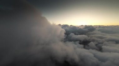 Sunset Aerial Fpv görüntüsü. Bulutlarda gerçek uçuş. Kokpitten birinci şahıs görüntüsü. Güneşli havada bulut sörfü. Bulutların arasında uçan hava manzarası.
