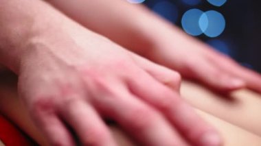 Genç bir kadının yakın plan fotoğrafı. Baldır kasları sığ bir alanda masaj yapıyor..