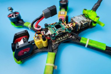 Tamir için kendi kendine monte edilmiş bir FPV İHA 'yı söküyorum. Quadcopter tamir ediliyor. Üst karbon çerçeve kapağı kaldırılıyor