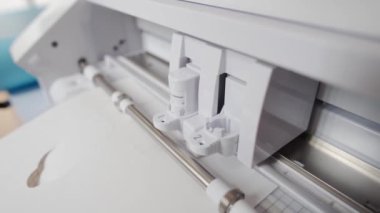 CNC makinesi beyaz kağıtta farklı şekiller keser. Kesme makinesinde karton kesmek. Çizici kesiliyor