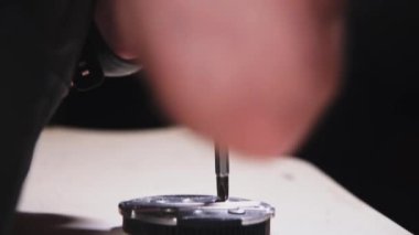 Kayak tamir dükkanı işçi bağlamaları ve ekipman ayarlayın. Kış atölye Servisi.