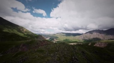 Uçan kartal destansı dağ tarlası çöl manzarasında süzülüyor. FPV sporu, drone, uçuş atışı, vahşi kuş, açık kanatlar, özgürlük, macera.