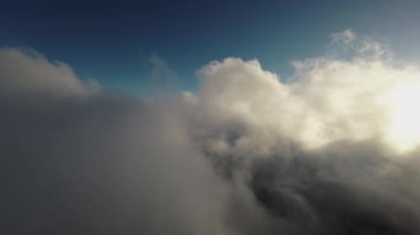 Sunset Aerial Fpv görüntüsü. Bulutlarda gerçek uçuş. Kokpitten birinci şahıs görüntüsü. Güneşli havada bulut sörfü. Bulutların arasında uçan hava manzarası.