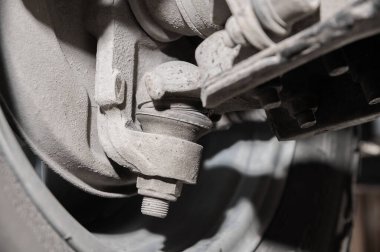 Arabanın altından yakın çekim görüntüsü. Bir off-road aracının kirli süspansiyonu. Aktarım bileşenleri.