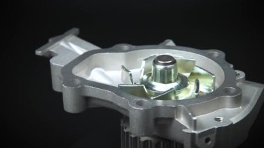 İçten yanmalı motor soğutma sisteminin su pompasını kapatın. Siyah arkaplanda yeni motor parçası.