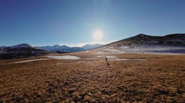 Gün batımında, siluet çalışan genç kadın çalışan ağır çekim genç kadın. Ağır çekim, güzel bulutlar, atletik kadın çalışma dışarı açık koşu