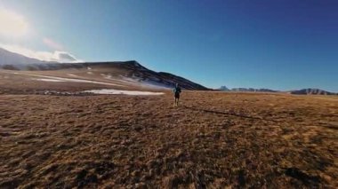 Hava manzaralı adam koşuyor, özgürlük, enerji, dağ yürüyüşü patikası, FPV drone, mutlu adam trekking rota tepeleri vadisi zirvesi, doğa, enerji patlaması, atletik spor koşusu, yaz zamanı