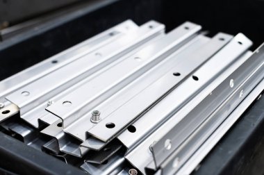 Çoğu, fabrika ya da depodaki paslanmaz çelik levhalardan çıkan bükülmüş profil ürünleri. Paslanmaz çelik yapılar için ham madde veya yarı bitmiş ürünler.