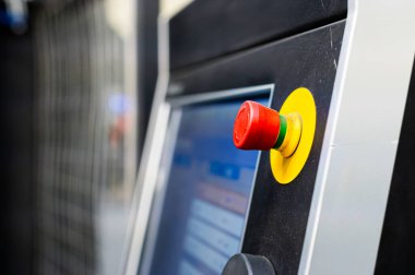 Üretimde kırmızı düğmeye bas, acil duruş. Fabrikada güvenlik düğmesi.