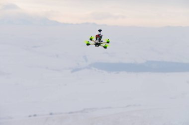 Soyut kış ortamında vücutta parlak detaylara sahip ev yapımı insansız hava aracı, yakın plan. Yetişkinler için hobi.