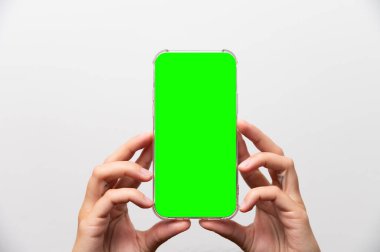 Beyaz arka planda boş ekranlı akıllı telefon görünüyor. Kavramsal ürün reklamcılığı ve kavramsal pazarlama. Sizin için yüksek kaliteli resim.