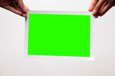 Beyaz duvar arka planında fotoğraf çerçevesi modeli. Kenarları kenarlı büyük yazdırılmış fotoğraf.