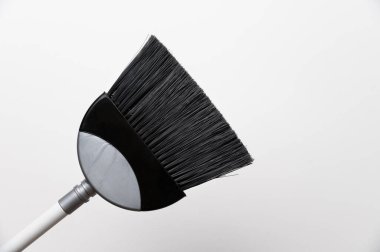 Fotokopi alanı beyaz arkaplanda gri plastik süpürge. Ev temizliği kavramı.