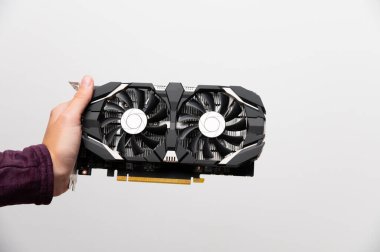 Beyaz arka planda elinde Gpu video kartı tutan beyaz bir kadının kadın eli..