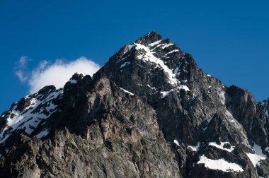 Snow 'un altında, Mountain Ridge' in keskin tepeleri. Görüntüyü Kapat.