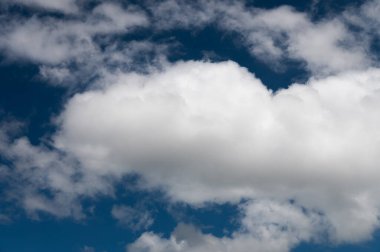 Güzel mavi gökyüzü, beyaz kabarık büyük bulutlar.