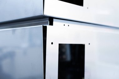 Çeşitli endüstriler için metal parçaları kes. Pek çok benzer metal ürünü