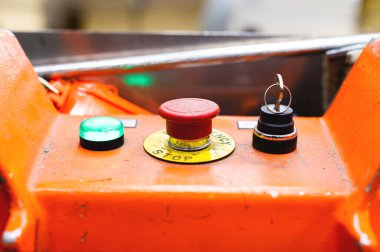 Endüstriyel ekipmanlarda güvenlik için kullanılan kırmızı acil durum durdurma düğmesi, makine makineleri elektrik sistemi acil durum mekanizması, nükleer enerji santrali, fabrika, işçi güvenliği konsepti.