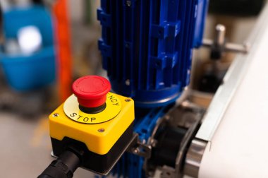 Endüstriyel ekipmanlarda güvenlik için kullanılan kırmızı acil durum durdurma düğmesi, makine makineleri elektrik sistemi acil durum mekanizması, nükleer enerji santrali, fabrika, işçi güvenliği konsepti.