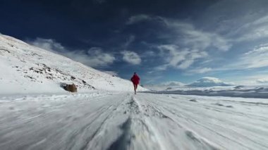 Erkek koşucu, dağlarda kış yolu koşucusu. Bütün yıl antrenman yaptım. Kış eğitimi.