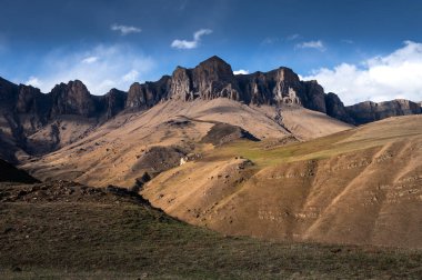 Dağ sırası boyunca off-road. Sonbahar çimenleri ve renkli mavi gökyüzü olan güzel dağlar.