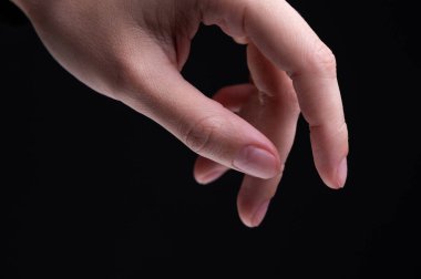 Beyaz, boş kadın eli, kadın jesti. Avuç içi kadar açık. Uzay kadınları, bir sağ yakın plan detaylı fotoğraf..